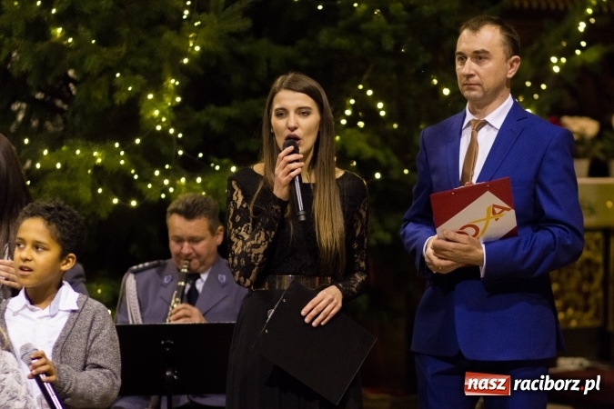 Zdjęcie w galerii na portalu naszraciborz.pl: Kolędy i pastorałki małżeństwa Biskup&oacute;w zn&oacute;w zabrzmiały w kościele pw. św. Mikołaja wiadomości z regionu