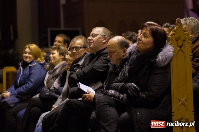 Zdjęcie w galerii na portalu naszraciborz.pl: Kolędy i pastorałki małżeństwa Biskup&oacute;w zn&oacute;w zabrzmiały w kościele pw. św. Mikołaja wiadomości z regionu