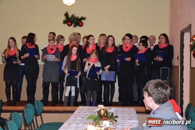 Zdjęcie w galerii na portalu naszraciborz.pl: Kolędnicy i kibice na X Wieczorze Kolęd w Jankowicach!  wiadomości z regionu