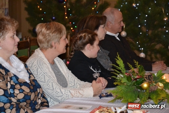 Zdjęcie w galerii na portalu naszraciborz.pl: Kolędnicy i kibice na X Wieczorze Kolęd w Jankowicach!  wiadomości z regionu