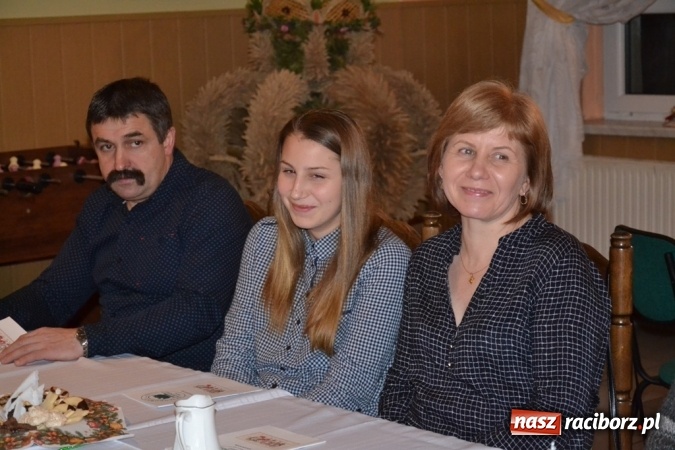 Zdjęcie w galerii na portalu naszraciborz.pl: Kolędnicy i kibice na X Wieczorze Kolęd w Jankowicach!  wiadomości z regionu