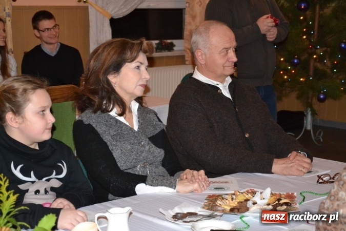 Zdjęcie w galerii na portalu naszraciborz.pl: Kolędnicy i kibice na X Wieczorze Kolęd w Jankowicach!  wiadomości z regionu