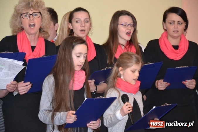 Zdjęcie w galerii na portalu naszraciborz.pl: Kolędnicy i kibice na X Wieczorze Kolęd w Jankowicach!  wiadomości z regionu