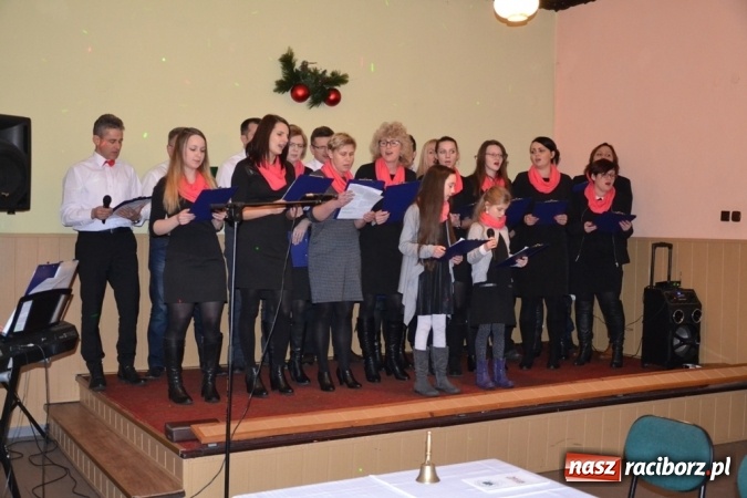 Zdjęcie w galerii na portalu naszraciborz.pl: Kolędnicy i kibice na X Wieczorze Kolęd w Jankowicach!  wiadomości z regionu