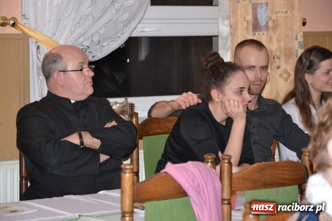 Zdjęcie w galerii na portalu naszraciborz.pl: Kolędnicy i kibice na X Wieczorze Kolęd w Jankowicach!  wiadomości z regionu