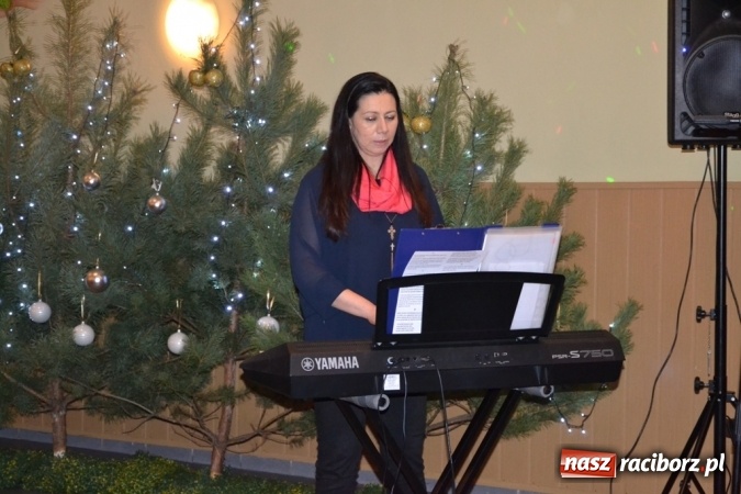 Zdjęcie w galerii na portalu naszraciborz.pl: Kolędnicy i kibice na X Wieczorze Kolęd w Jankowicach!  wiadomości z regionu