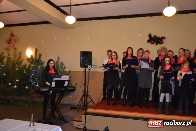 Zdjęcie w galerii na portalu naszraciborz.pl: Kolędnicy i kibice na X Wieczorze Kolęd w Jankowicach!  wiadomości z regionu