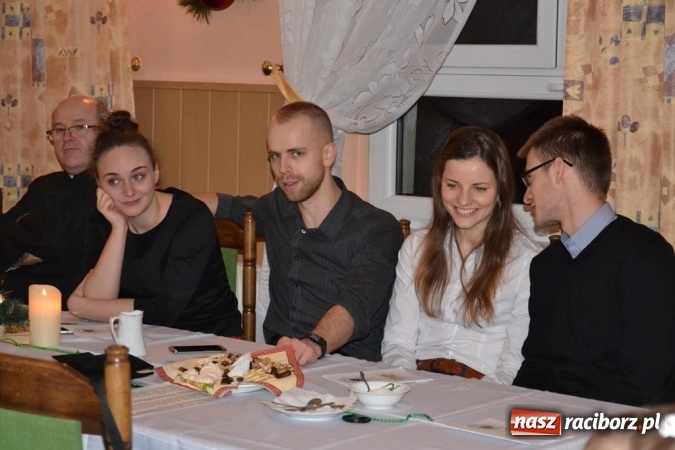 Zdjęcie w galerii na portalu naszraciborz.pl: Kolędnicy i kibice na X Wieczorze Kolęd w Jankowicach!  wiadomości z regionu