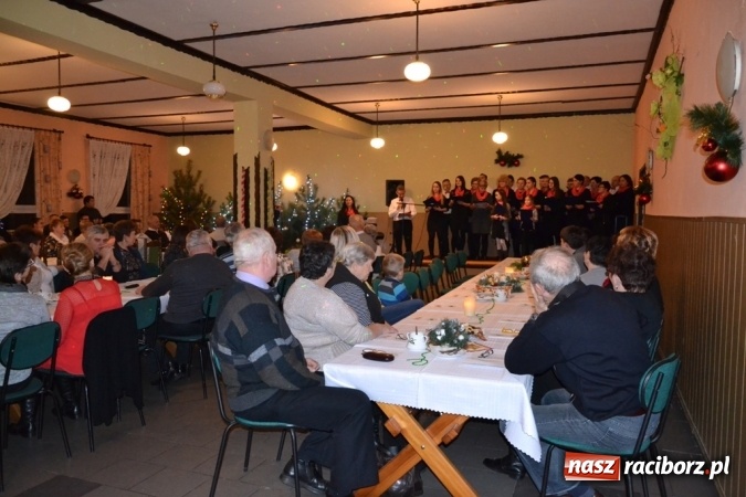 Zdjęcie w galerii na portalu naszraciborz.pl: Kolędnicy i kibice na X Wieczorze Kolęd w Jankowicach!  wiadomości z regionu