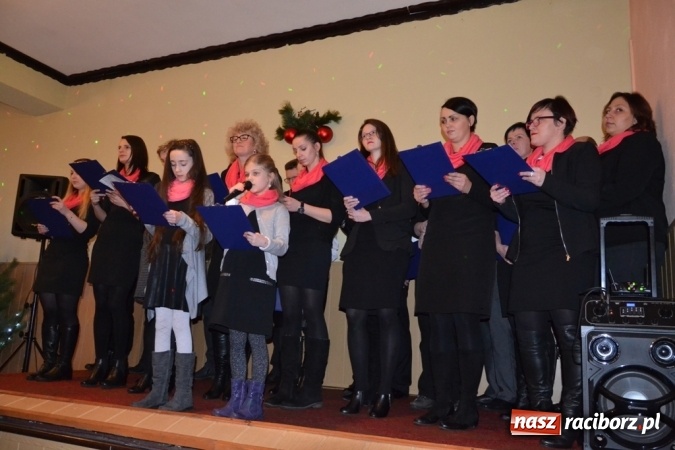 Zdjęcie w galerii na portalu naszraciborz.pl: Kolędnicy i kibice na X Wieczorze Kolęd w Jankowicach!  wiadomości z regionu