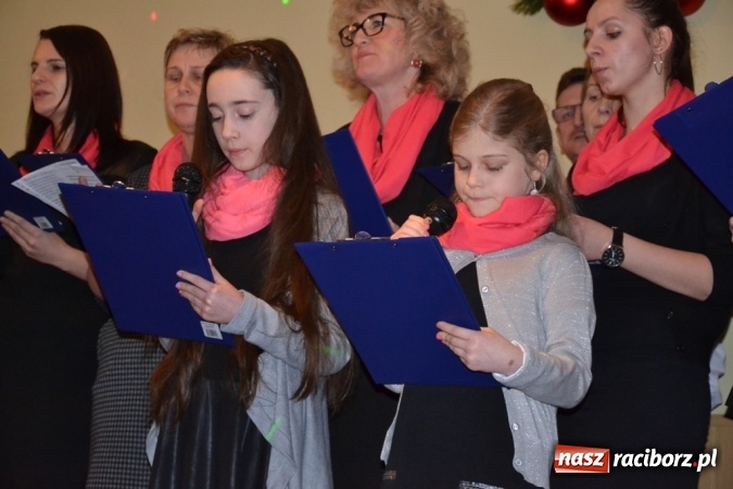 Zdjęcie w galerii na portalu naszraciborz.pl: Kolędnicy i kibice na X Wieczorze Kolęd w Jankowicach!  wiadomości z regionu