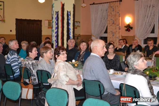 Zdjęcie w galerii na portalu naszraciborz.pl: Kolędnicy i kibice na X Wieczorze Kolęd w Jankowicach!  wiadomości z regionu