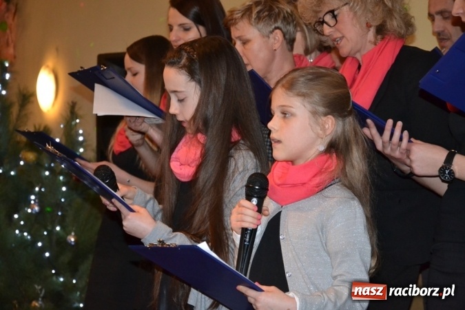 Zdjęcie w galerii na portalu naszraciborz.pl: Kolędnicy i kibice na X Wieczorze Kolęd w Jankowicach!  wiadomości z regionu