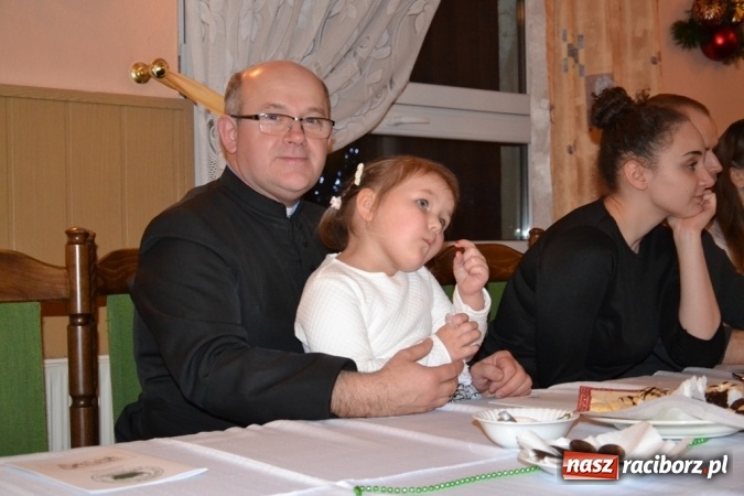 Zdjęcie w galerii na portalu naszraciborz.pl: Kolędnicy i kibice na X Wieczorze Kolęd w Jankowicach!  wiadomości z regionu