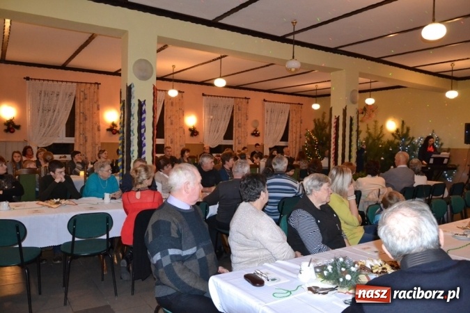 Zdjęcie w galerii na portalu naszraciborz.pl: Kolędnicy i kibice na X Wieczorze Kolęd w Jankowicach!  wiadomości z regionu