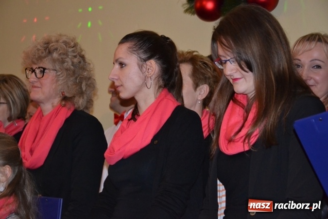 Zdjęcie w galerii na portalu naszraciborz.pl: Kolędnicy i kibice na X Wieczorze Kolęd w Jankowicach!  wiadomości z regionu