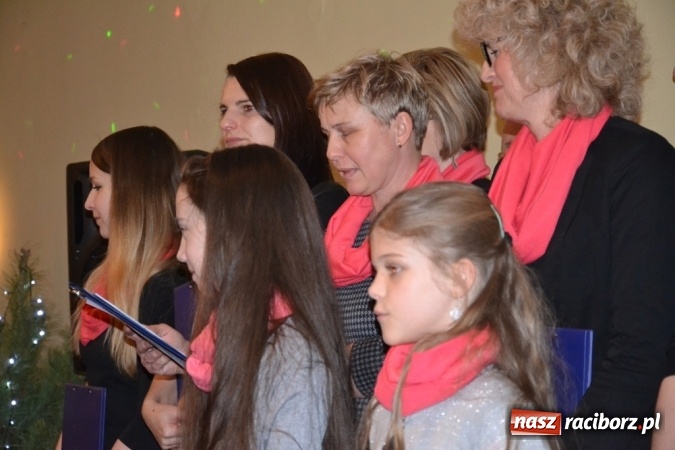 Zdjęcie w galerii na portalu naszraciborz.pl: Kolędnicy i kibice na X Wieczorze Kolęd w Jankowicach!  wiadomości z regionu