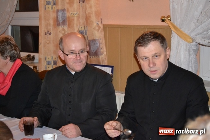 Zdjęcie w galerii na portalu naszraciborz.pl: Kolędnicy i kibice na X Wieczorze Kolęd w Jankowicach!  wiadomości z regionu