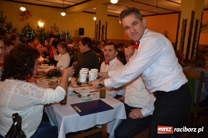 Zdjęcie w galerii na portalu naszraciborz.pl: Kolędnicy i kibice na X Wieczorze Kolęd w Jankowicach!  wiadomości z regionu