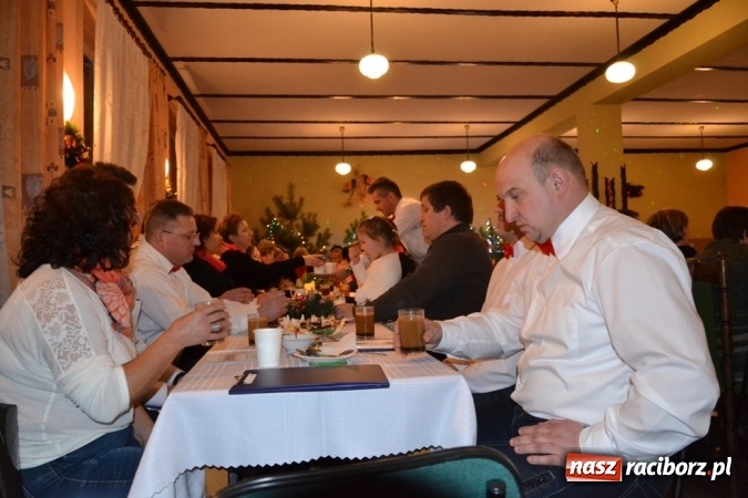 Zdjęcie w galerii na portalu naszraciborz.pl: Kolędnicy i kibice na X Wieczorze Kolęd w Jankowicach!  wiadomości z regionu