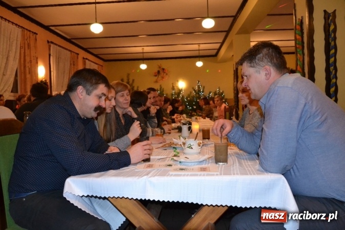 Zdjęcie w galerii na portalu naszraciborz.pl: Kolędnicy i kibice na X Wieczorze Kolęd w Jankowicach!  wiadomości z regionu