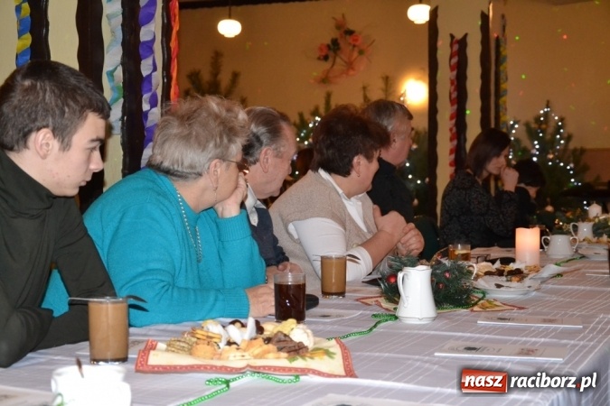 Zdjęcie w galerii na portalu naszraciborz.pl: Kolędnicy i kibice na X Wieczorze Kolęd w Jankowicach!  wiadomości z regionu