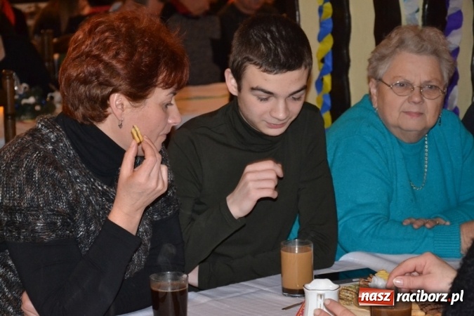 Zdjęcie w galerii na portalu naszraciborz.pl: Kolędnicy i kibice na X Wieczorze Kolęd w Jankowicach!  wiadomości z regionu