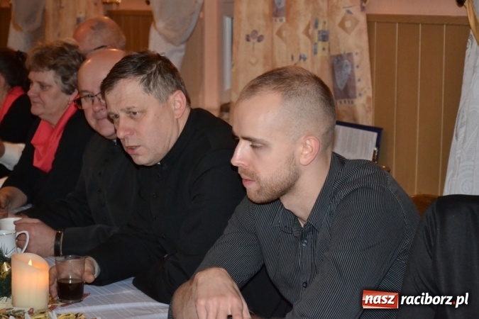Zdjęcie w galerii na portalu naszraciborz.pl: Kolędnicy i kibice na X Wieczorze Kolęd w Jankowicach!  wiadomości z regionu