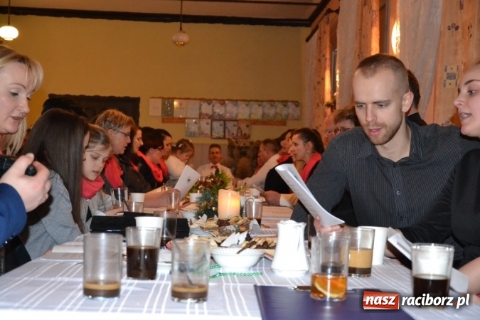 Zdjęcie w galerii na portalu naszraciborz.pl: Kolędnicy i kibice na X Wieczorze Kolęd w Jankowicach!  wiadomości z regionu