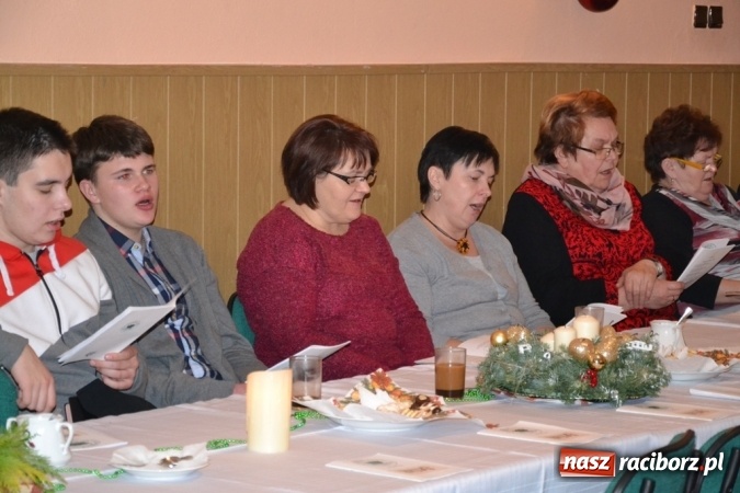 Zdjęcie w galerii na portalu naszraciborz.pl: Kolędnicy i kibice na X Wieczorze Kolęd w Jankowicach!  wiadomości z regionu