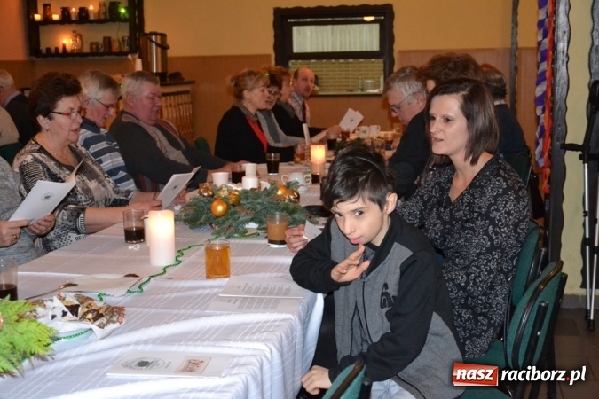 Zdjęcie w galerii na portalu naszraciborz.pl: Kolędnicy i kibice na X Wieczorze Kolęd w Jankowicach!  wiadomości z regionu