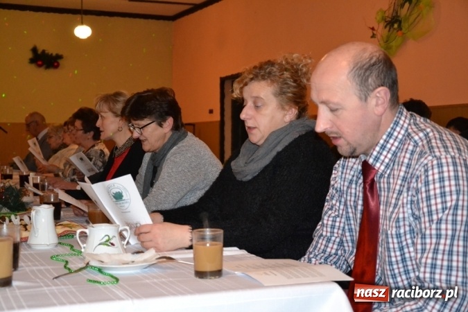 Zdjęcie w galerii na portalu naszraciborz.pl: Kolędnicy i kibice na X Wieczorze Kolęd w Jankowicach!  wiadomości z regionu
