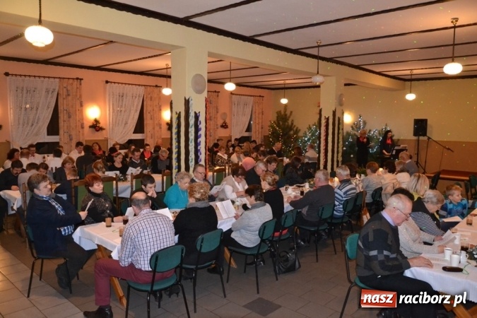 Zdjęcie w galerii na portalu naszraciborz.pl: Kolędnicy i kibice na X Wieczorze Kolęd w Jankowicach!  wiadomości z regionu