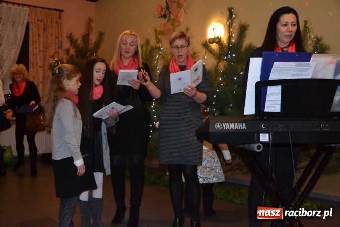 Zdjęcie w galerii na portalu naszraciborz.pl: Kolędnicy i kibice na X Wieczorze Kolęd w Jankowicach!  wiadomości z regionu