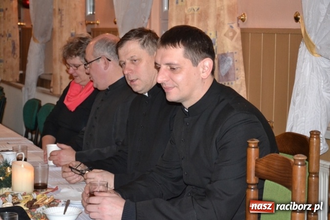 Zdjęcie w galerii na portalu naszraciborz.pl: Kolędnicy i kibice na X Wieczorze Kolęd w Jankowicach!  wiadomości z regionu