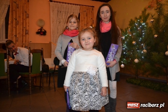 Zdjęcie w galerii na portalu naszraciborz.pl: Kolędnicy i kibice na X Wieczorze Kolęd w Jankowicach!  wiadomości z regionu