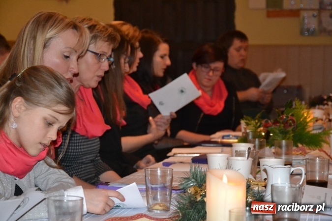 Zdjęcie w galerii na portalu naszraciborz.pl: Kolędnicy i kibice na X Wieczorze Kolęd w Jankowicach!  wiadomości z regionu