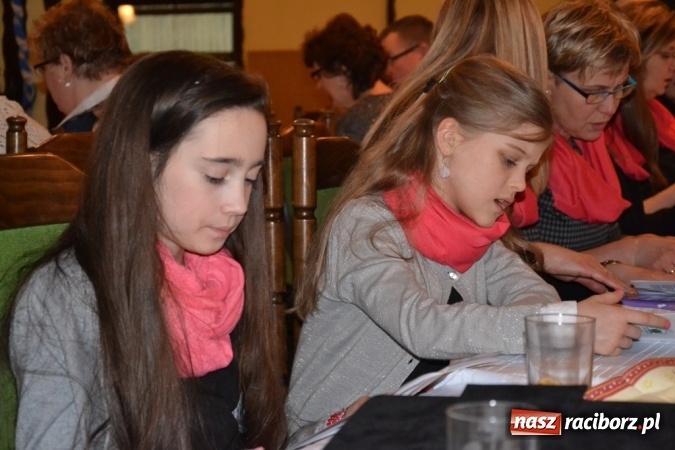 Zdjęcie w galerii na portalu naszraciborz.pl: Kolędnicy i kibice na X Wieczorze Kolęd w Jankowicach!  wiadomości z regionu