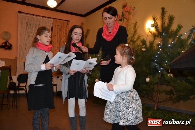 Zdjęcie w galerii na portalu naszraciborz.pl: Kolędnicy i kibice na X Wieczorze Kolęd w Jankowicach!  wiadomości z regionu