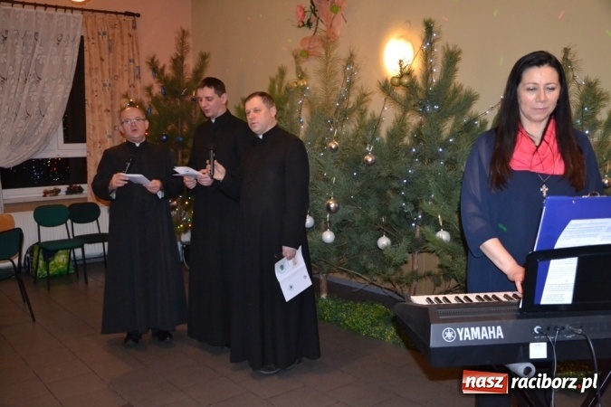 Zdjęcie w galerii na portalu naszraciborz.pl: Kolędnicy i kibice na X Wieczorze Kolęd w Jankowicach!  wiadomości z regionu