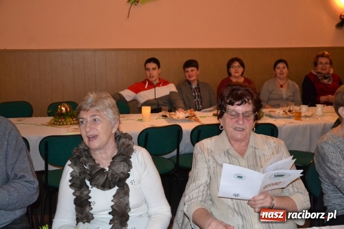 Zdjęcie w galerii na portalu naszraciborz.pl: Kolędnicy i kibice na X Wieczorze Kolęd w Jankowicach!  wiadomości z regionu