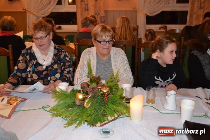Zdjęcie w galerii na portalu naszraciborz.pl: Kolędnicy i kibice na X Wieczorze Kolęd w Jankowicach!  wiadomości z regionu