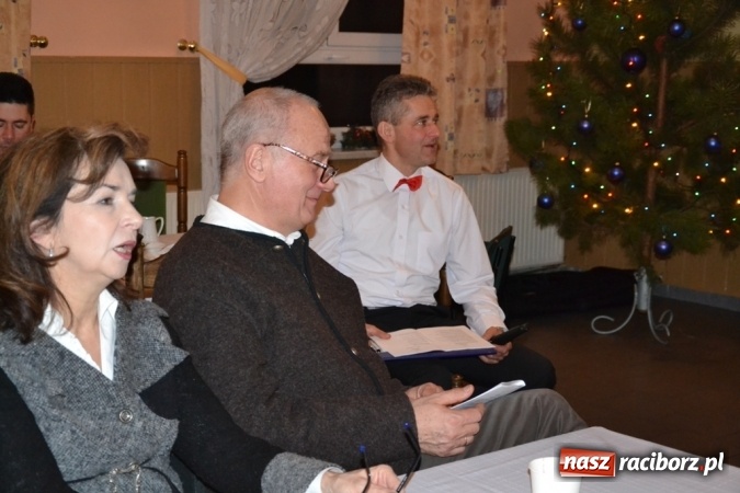 Zdjęcie w galerii na portalu naszraciborz.pl: Kolędnicy i kibice na X Wieczorze Kolęd w Jankowicach!  wiadomości z regionu