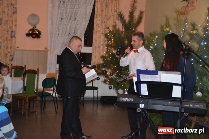 Zdjęcie w galerii na portalu naszraciborz.pl: Kolędnicy i kibice na X Wieczorze Kolęd w Jankowicach!  wiadomości z regionu