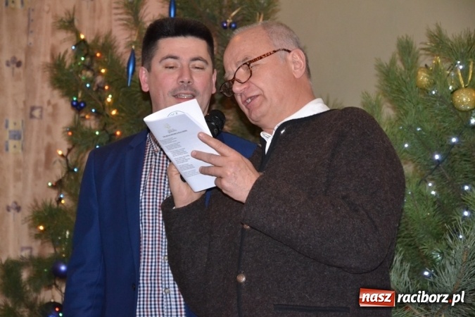 Zdjęcie w galerii na portalu naszraciborz.pl: Kolędnicy i kibice na X Wieczorze Kolęd w Jankowicach!  wiadomości z regionu