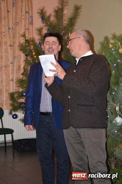 Zdjęcie w galerii na portalu naszraciborz.pl: Kolędnicy i kibice na X Wieczorze Kolęd w Jankowicach!  wiadomości z regionu