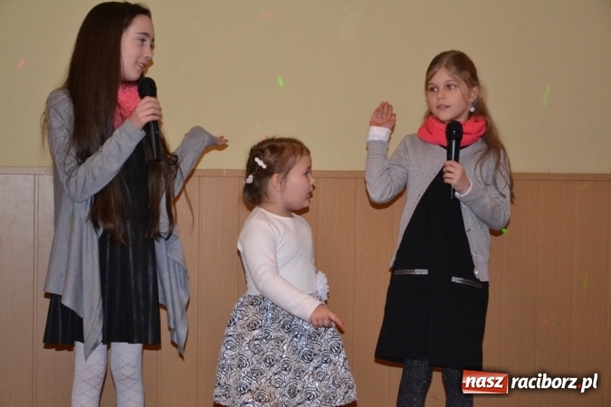 Zdjęcie w galerii na portalu naszraciborz.pl: Kolędnicy i kibice na X Wieczorze Kolęd w Jankowicach!  wiadomości z regionu
