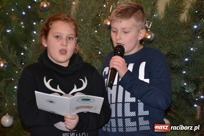 Zdjęcie w galerii na portalu naszraciborz.pl: Kolędnicy i kibice na X Wieczorze Kolęd w Jankowicach!  wiadomości z regionu
