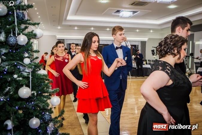 Zdjęcie w galerii na portalu naszraciborz.pl: Bal maturalny CKZiU nr 1 Budowlanka - uczniowie bawią się w Tworkowie w Bravo wiadomości z regionu
