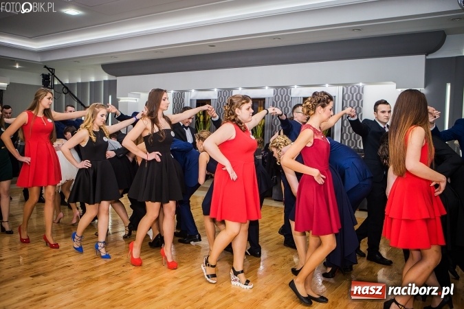 Zdjęcie w galerii na portalu naszraciborz.pl: Bal maturalny CKZiU nr 1 Budowlanka - uczniowie bawią się w Tworkowie w Bravo wiadomości z regionu